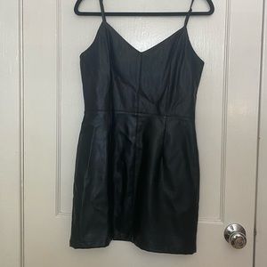 UO VEGAN LEATHER MINI DRESS 🖤🪩